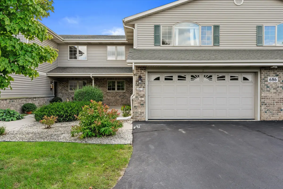 686 Stoney Creek Ct, West Bend, WI 53095 - #1