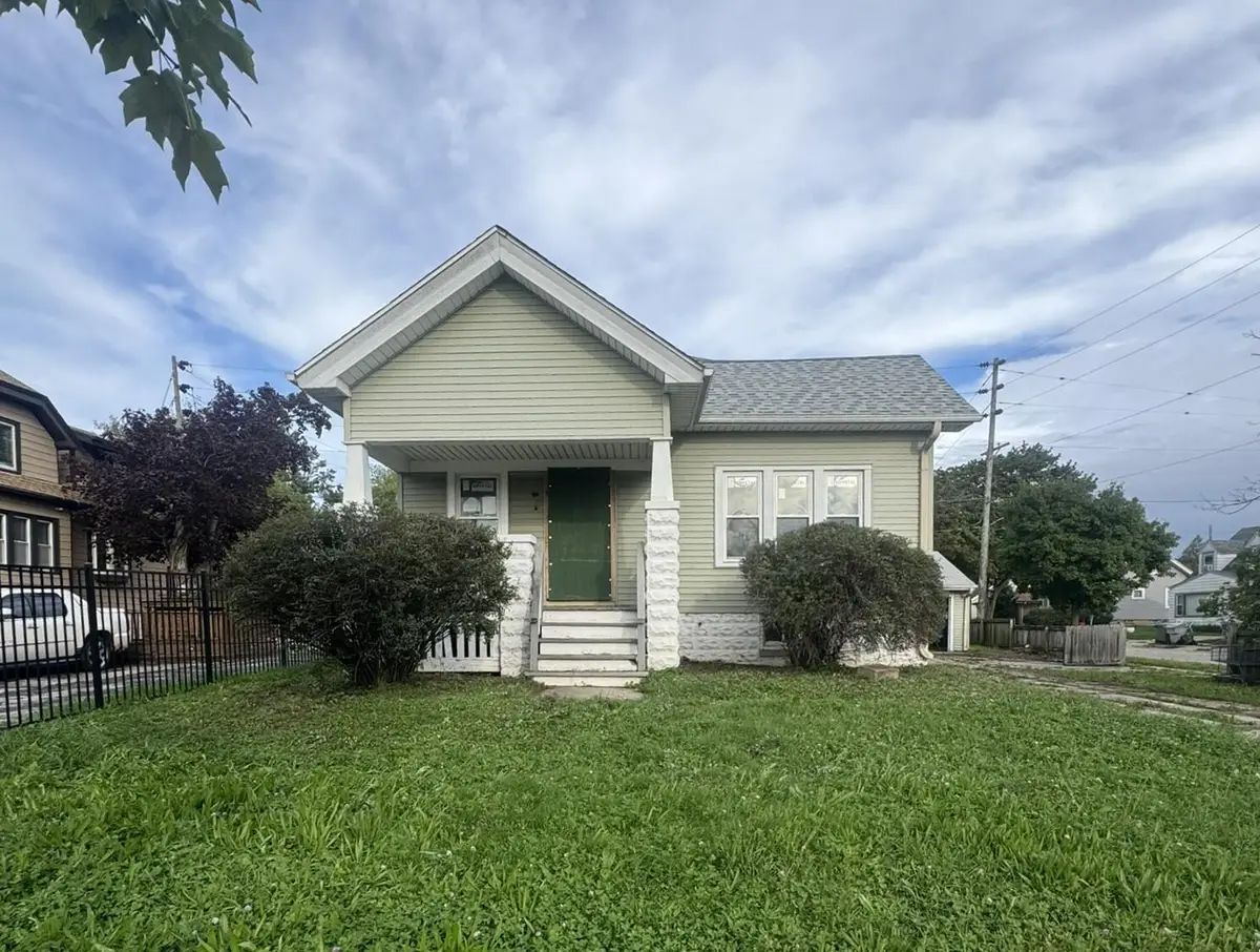 5742 N 43rd St, Milwaukee, WI 53209 - #1