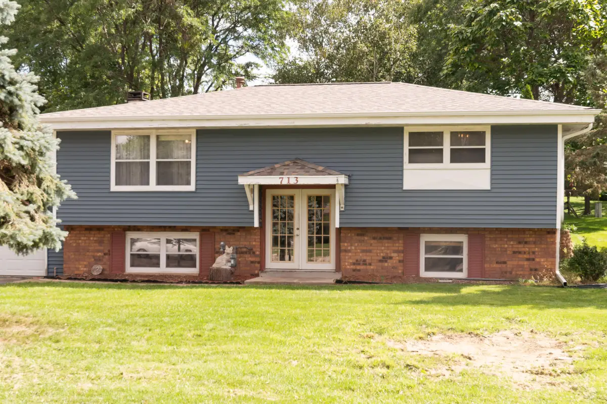 713 Oxford Dr, Hartland, WI 53029 - #1