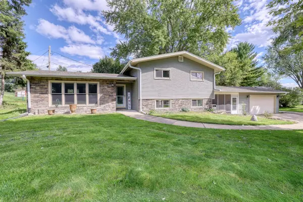 W262S3300 Ridge Rd, Waukesha, WI 53189