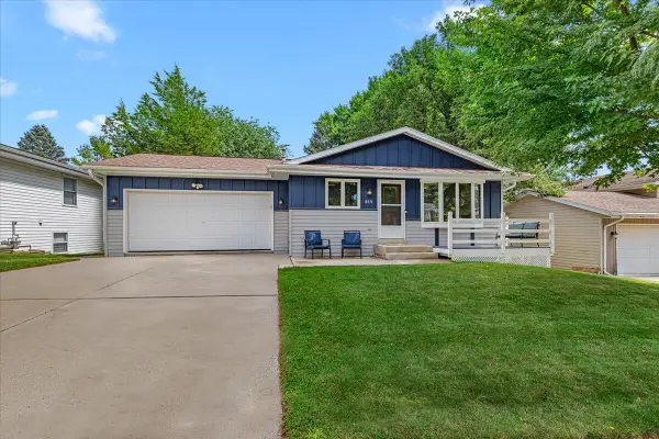 819 Kings Ridge Ct E, West Bend, WI 53090