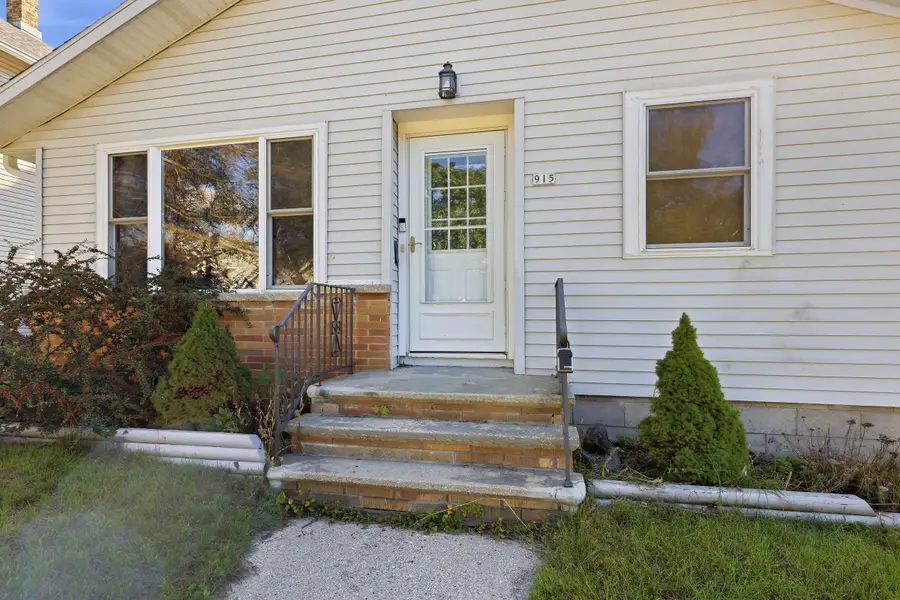 915 N 9th St, Manitowoc, WI 54220 - #2