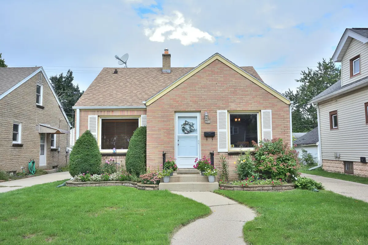 202 E Norwich St, Milwaukee, WI 53207 - #1