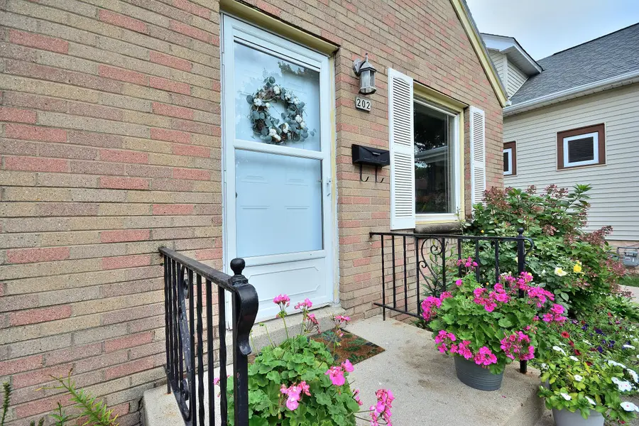 202 E Norwich St, Milwaukee, WI 53207 - #2