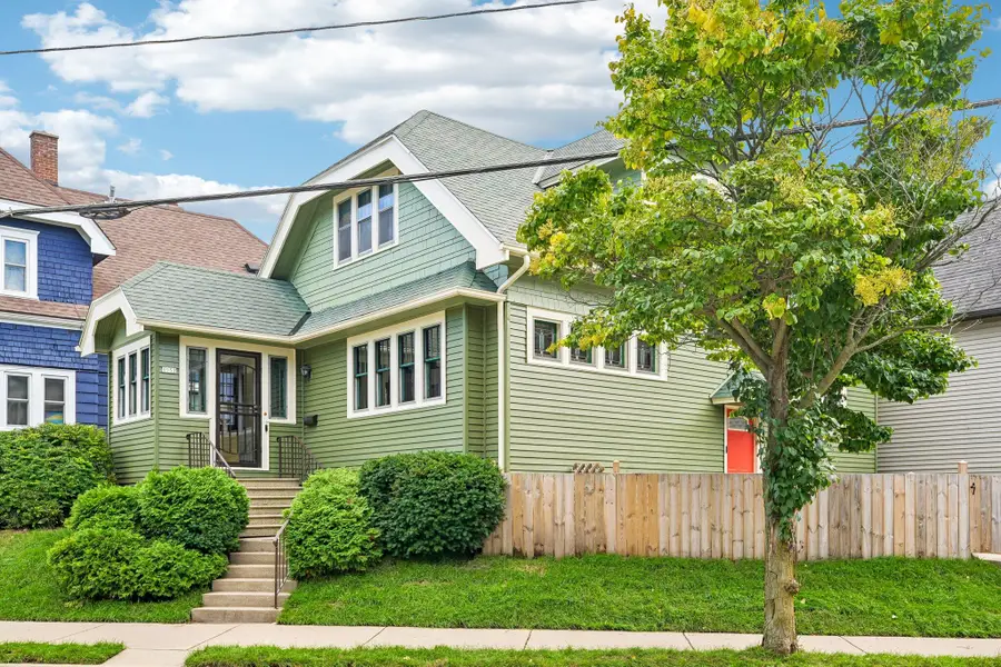 1952 N Warren Ave, Milwaukee, WI 53202 - #2