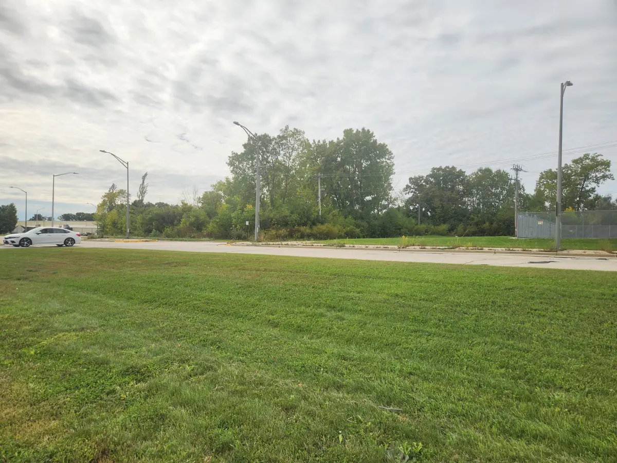 621 W Rawson Ave, Oak Creek, WI 53154 - #1