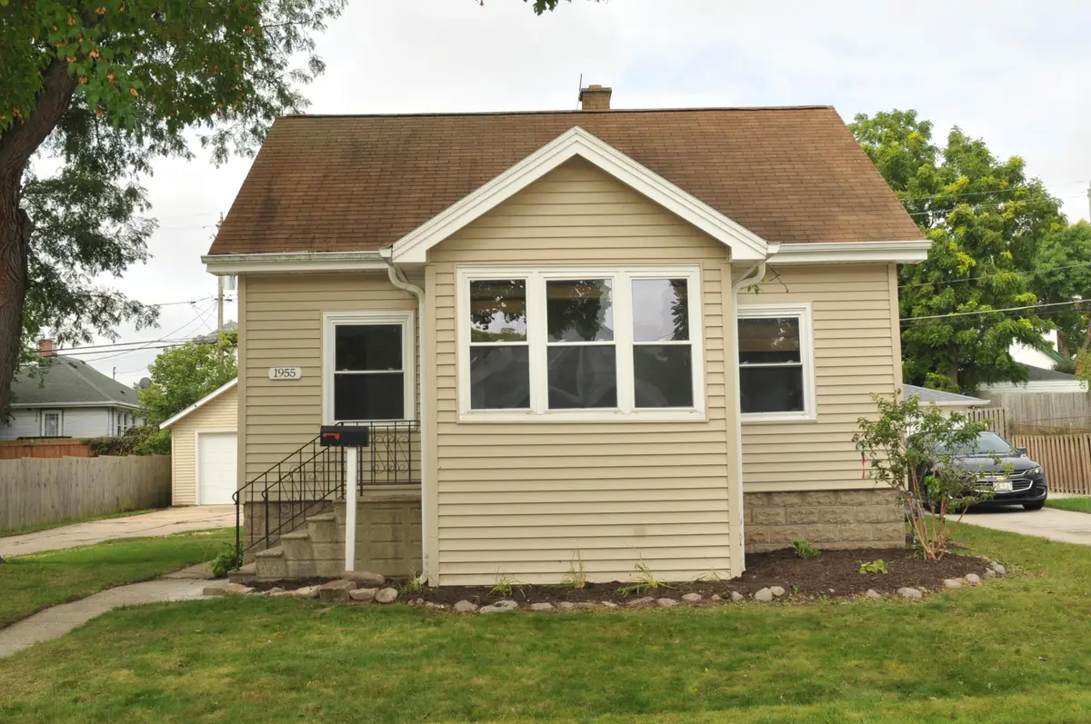 1955 S 91st St, West Allis, WI 53227 - #1