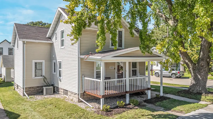 1203 Minnesota St, Oshkosh, WI 54902 - #2