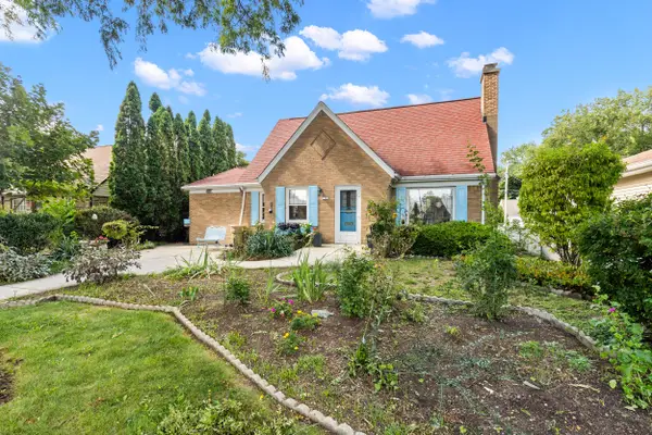 2141 S 105th St, West Allis, WI 53227