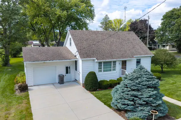 1502 River Dr, Watertown, WI 53094