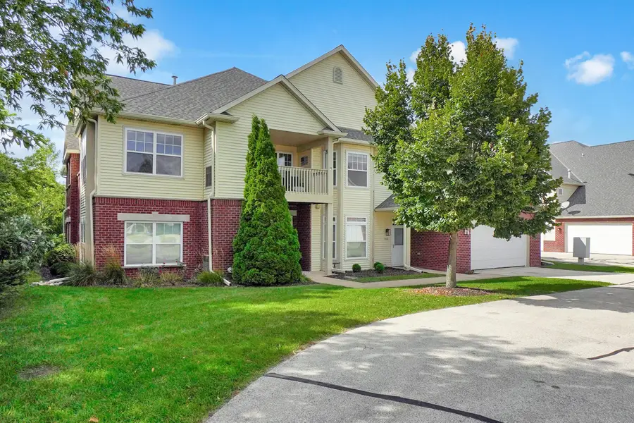 586 Grandview Ct, Pewaukee, WI 53072 - #2