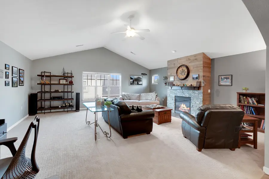 586 Grandview Ct, Pewaukee, WI 53072 - #3