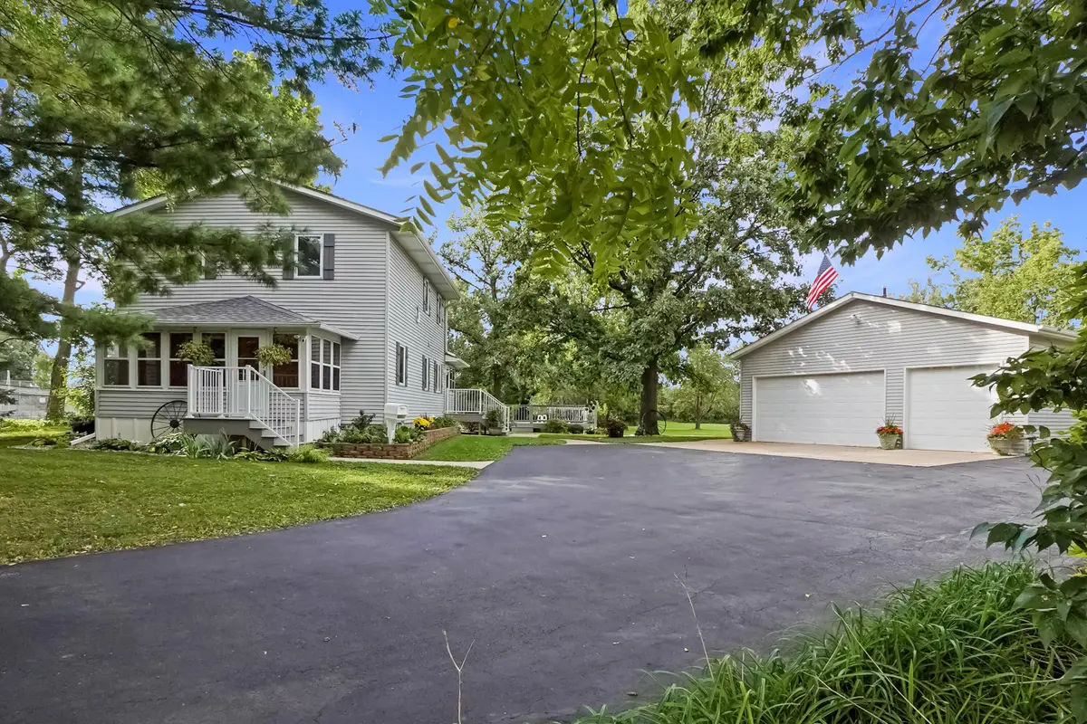 161 Caldwell St, Pewaukee, WI 53072 - #1