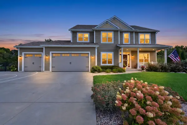 W275N342 Arrowhead Trl, Pewaukee, WI 53188
