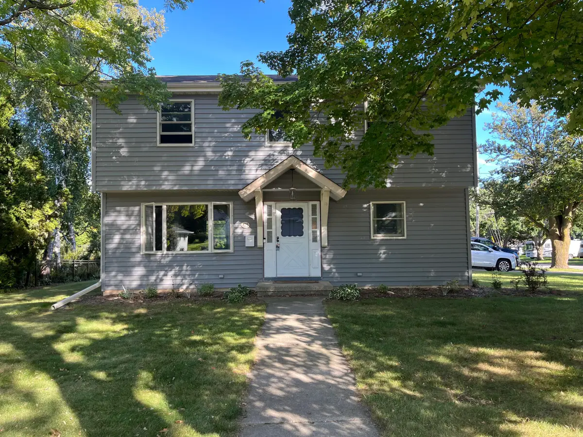 725 S Silverbrook Dr, West Bend, WI 53095 - #1
