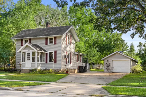 307 Lincoln Ave, Mukwonago, WI 53149