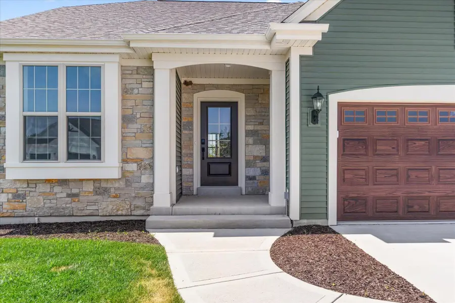 W251N2399 Valleyview Cir, Pewaukee, WI 53072 - #2