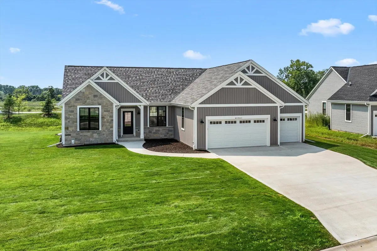 W251N2413 Valleyview Cir, Pewaukee, WI 53072 - #1