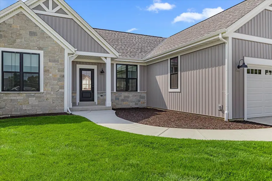 W251N2413 Valleyview Cir, Pewaukee, WI 53072 - #2