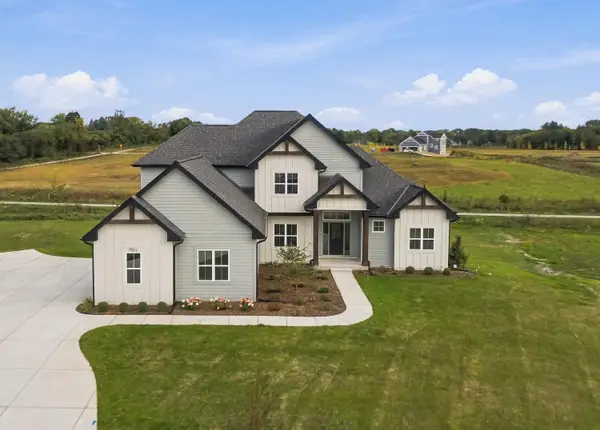 9951 Cygnet Ct, Mequon, WI 53097