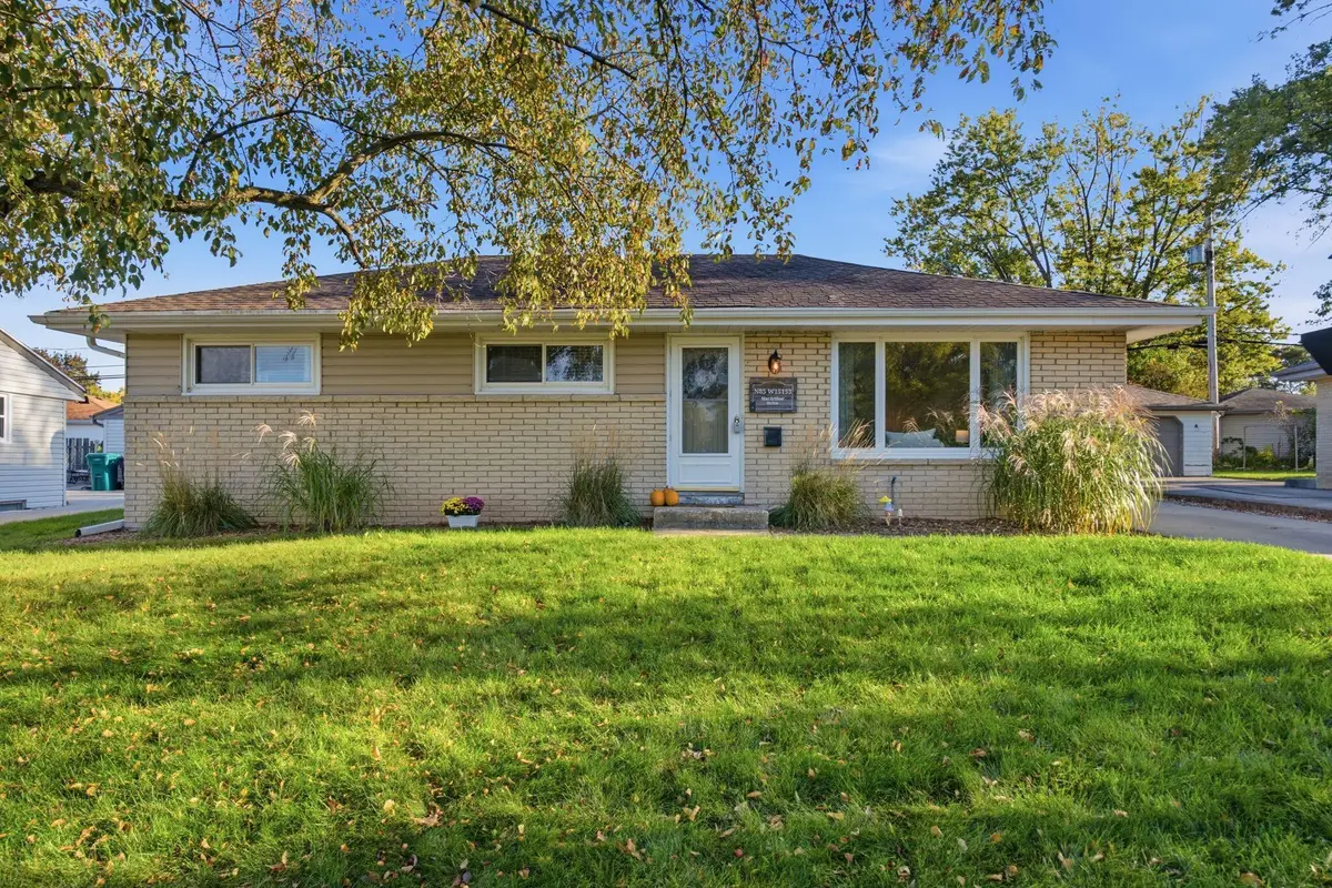 N85W15153 Macarthur Dr, Menomonee Falls, WI 53051 - #1