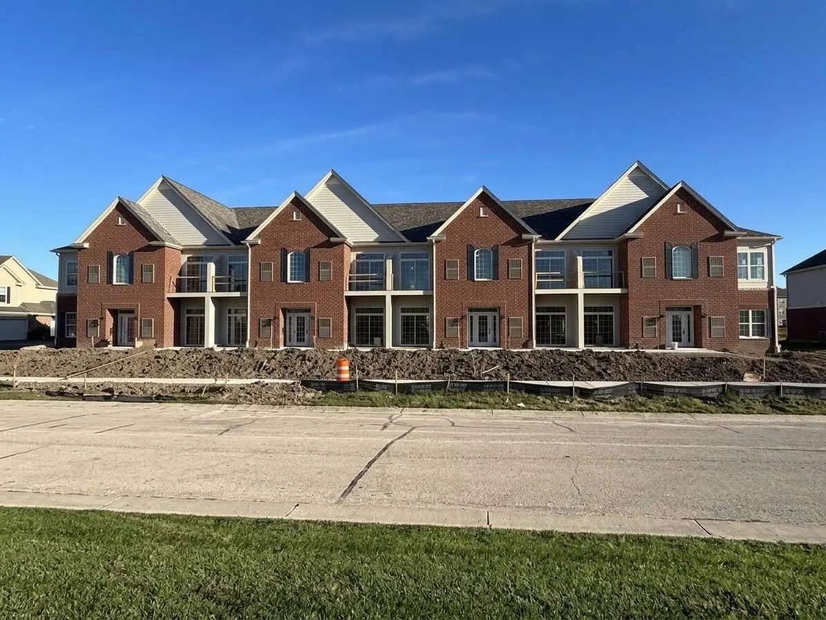 2388 W Colonial Woods Dr, Oak Creek, WI 53154 - #1