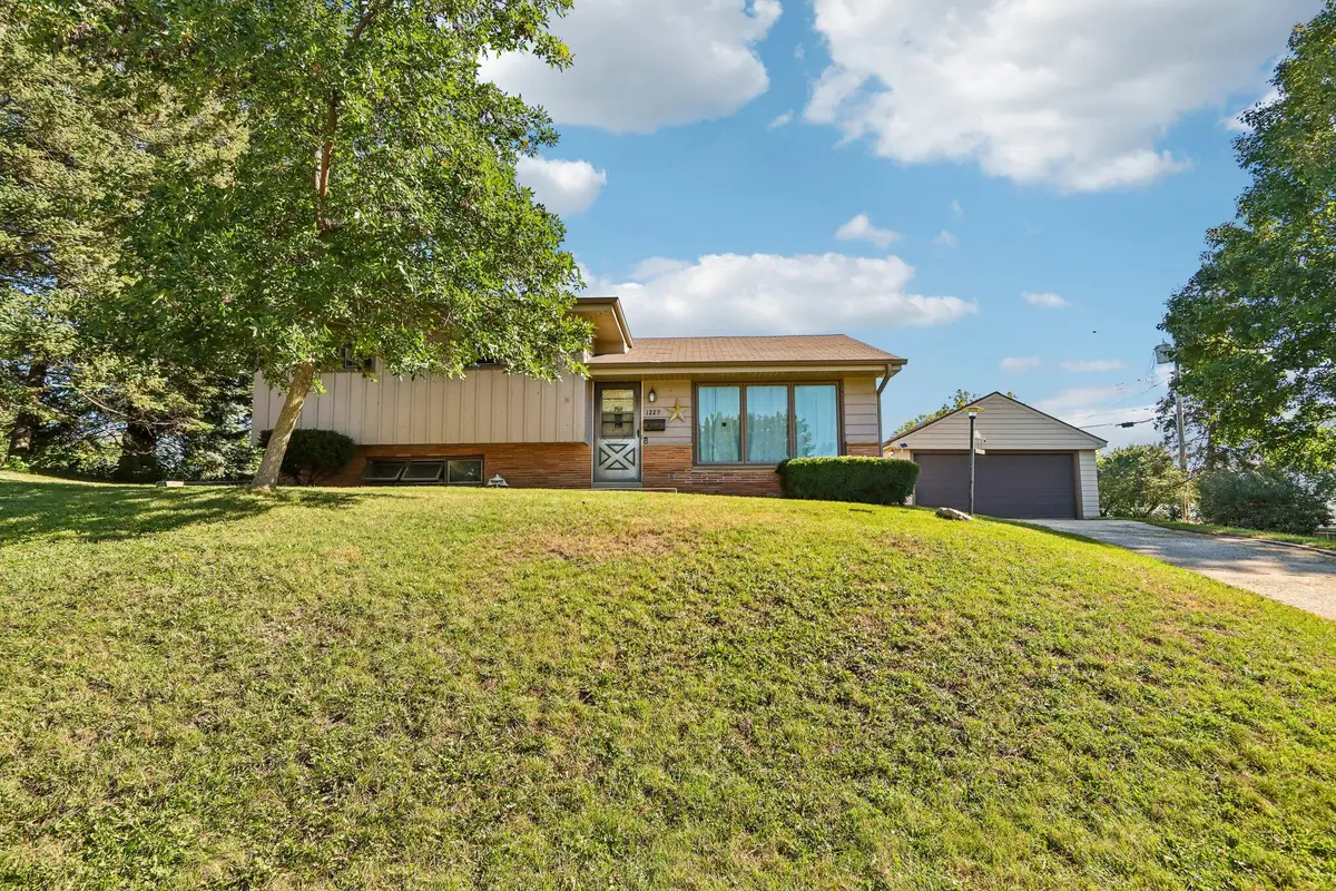 1229 Ed-mar Cir, Waukesha, WI 53188 - #1