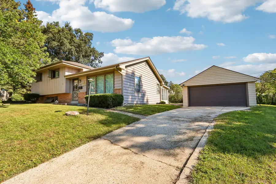 1229 Ed-mar Cir, Waukesha, WI 53188 - #2