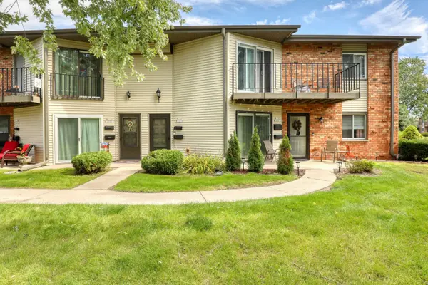 N115W16895 El Camino Dr, Germantown, WI 53022
