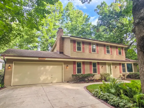 N27w22212 Shadywood Ct, Pewaukee, WI 53186