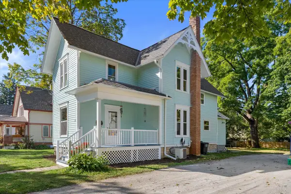 326 S Silver Lake St, Oconomowoc, WI 53066