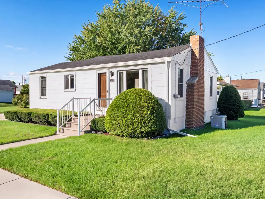 2618 Lincoln Ave, Two Rivers, WI 54241 - #2