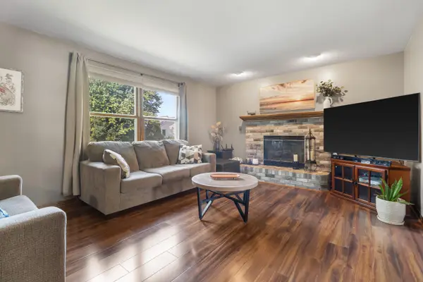 629 Two Rivers Dr, Mukwonago, WI 53149