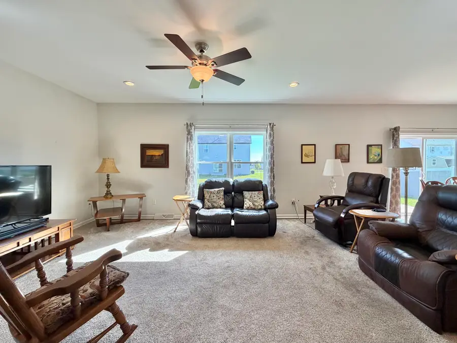 219 N Autumn Dr, Delavan, WI 53115 - #3