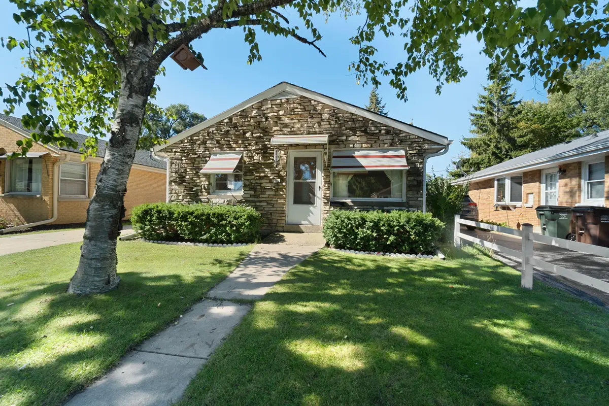 5751 N Dexter Ave, Glendale, WI 53209 - #1