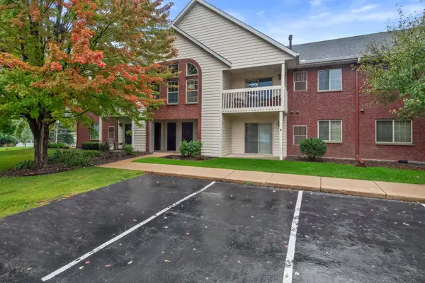 1976 Parknoll Ln, Port Washington, WI 53074