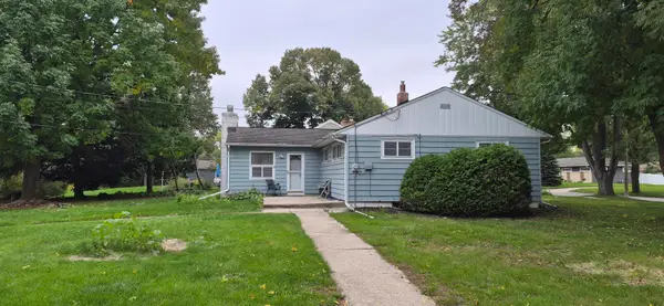 4574 N 107th St, Wauwatosa, WI 53225
