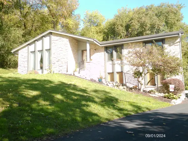 2116 Harris Highland Dr, Waukesha, WI 53188