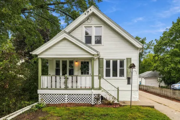 12418 W Meadow Ln, New Berlin, WI 53151