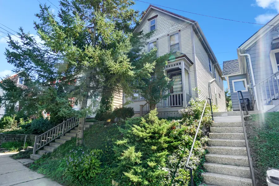 1021 E Pearson St, Milwaukee, WI 53202 - #2
