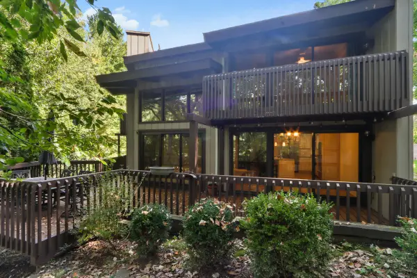840 Woodland Ct, Fontana, WI 53125