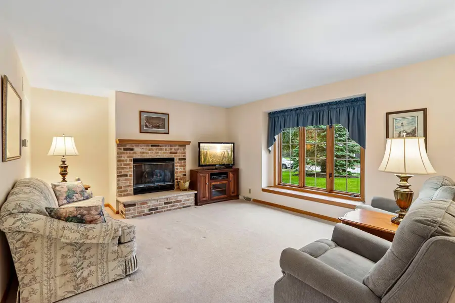 462 Deerwood Ct, Grafton, WI 53024 - #2