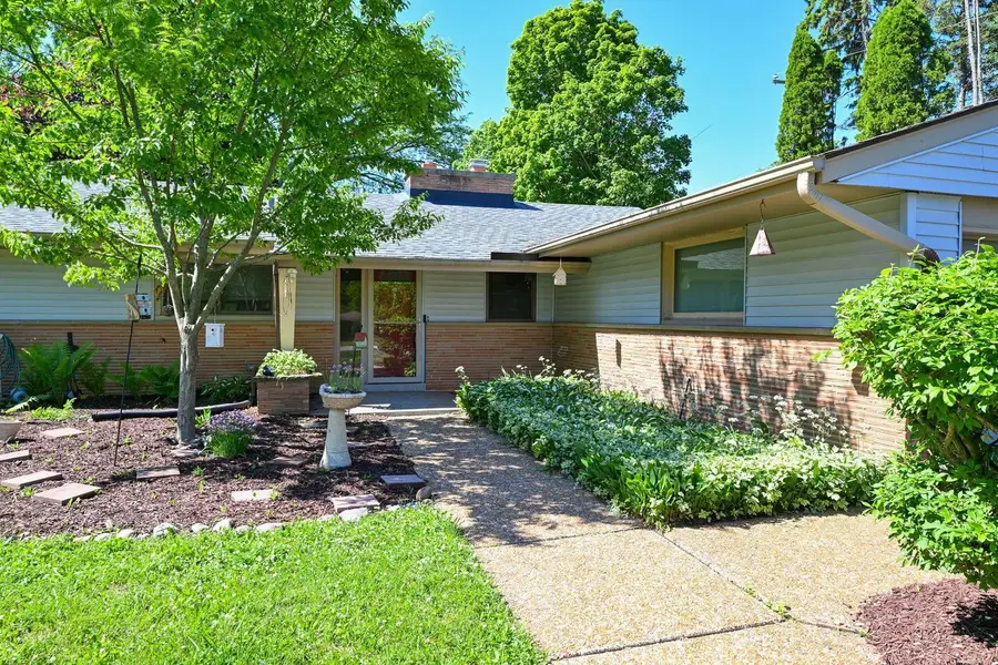 611 W Mequon Rd, Mequon, WI 53092 - #2