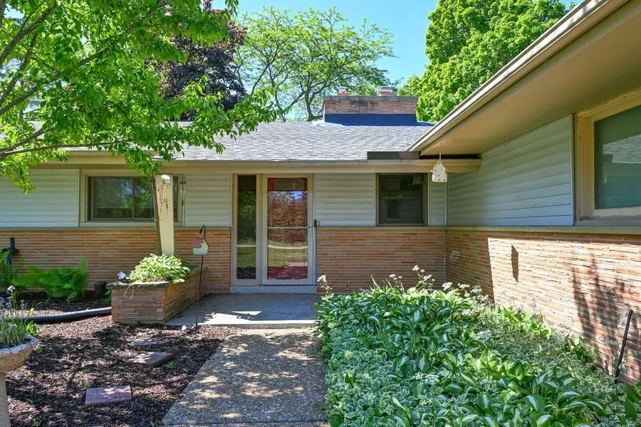 611 W Mequon Rd, Mequon, WI 53092 - #3