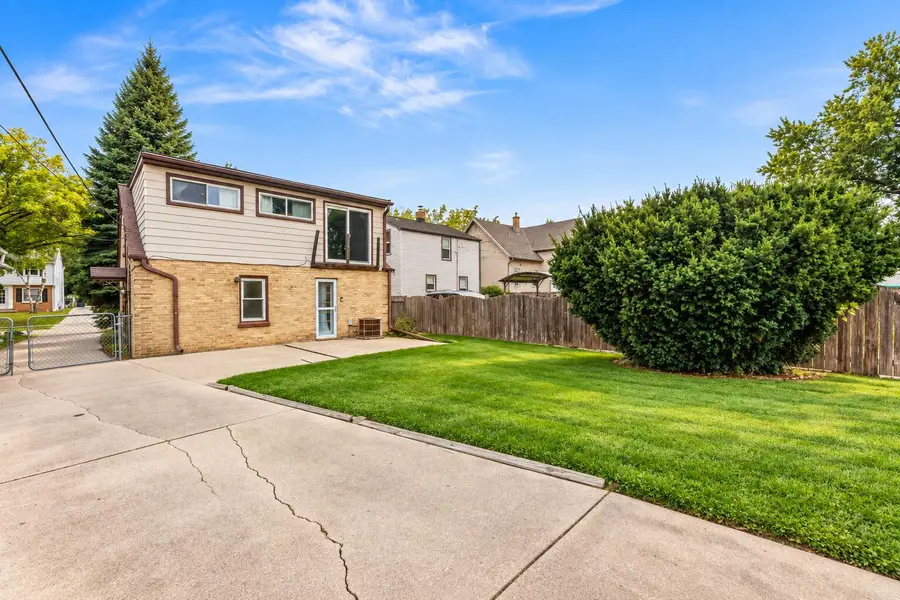 1530 S 90th St, West Allis, WI 53214 - #2