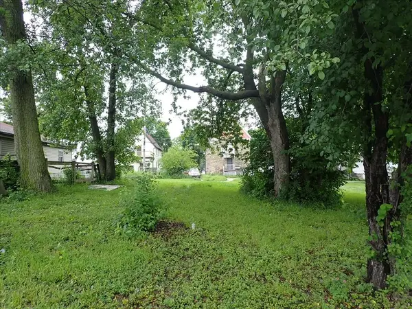 2327 N 8th St, Milwaukee, WI 53206