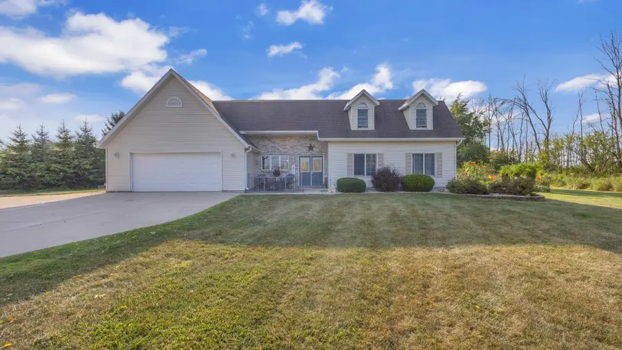 514 N Alverno Rd, Manitowoc Rapids, WI 54220 - #2