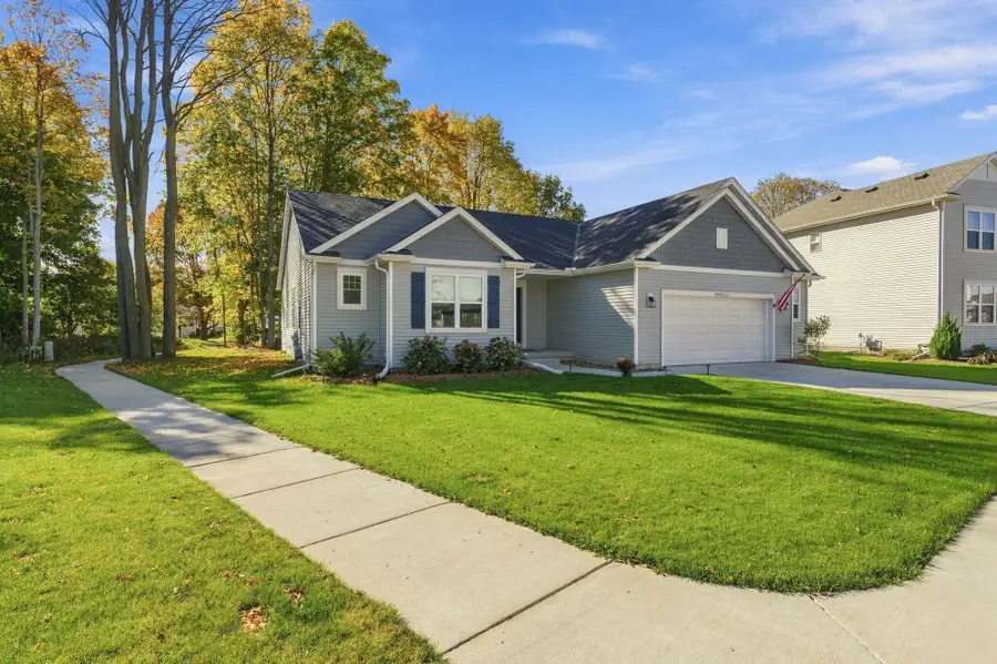 W197N16648 Ridgeway Dr, Jackson, WI 53037 - #2