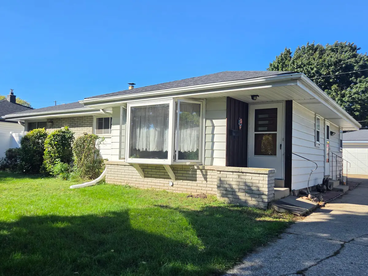 2240 W Leroy Ave, Milwaukee, WI 53221 - #1