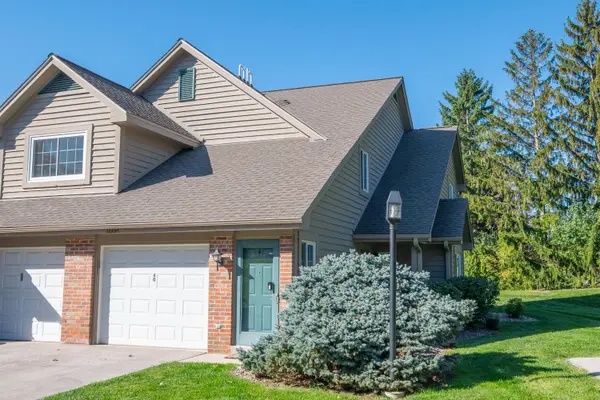 18695 Brookfield Lake Ct, Brookfield, WI 53045